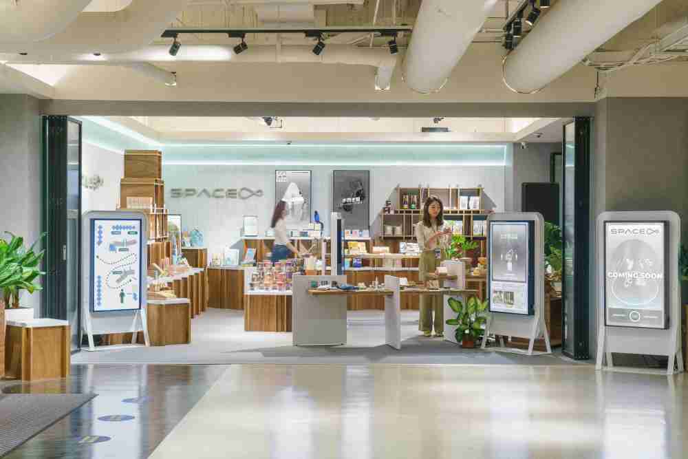 EBpay打造永续选物商店，，，，展示社企及社创商品，，，，结合创利空间所开发的智能零售系统，，，，整合多元产品信息，，，让无人商店扮演公益行动的推手