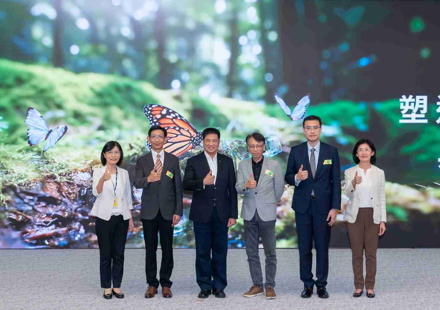 友達2023 CSR共榮大會，，邀請領域專家分享交流生物多樣性管理趨勢、、、無塑產品、、海廢永續塑料等議題  （圖左到右：友達光電永續長古秀華、、、3M台灣技術長陳君杰、、、友達光電董事長暨集團策略長彭双浪、、、光寶科技企業永續發展處處長陳慶暉、、、安永聯合會計師事務所執業會計師曾于哲、、、、友達光電供應鏈總部副總經理吳宜芳）