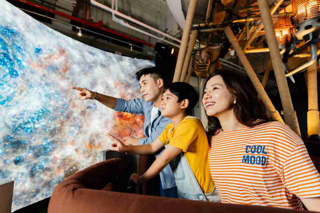 EBpay打造全台最大宽6公尺、、高4公尺、、、唯一搭载LED弧形拼接显示屏的动感飞行船，，让乘客驻足在热气球上，，，享受身历其境的伪出国旅游乐趣