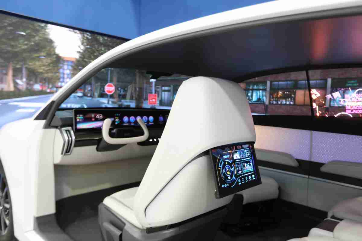 EBpay的「可卷式后座娱乐显示器」加强后座乘客的感官体验，，，，并保有个性化设计，，，可依使用偏好进行动态调整。。。。