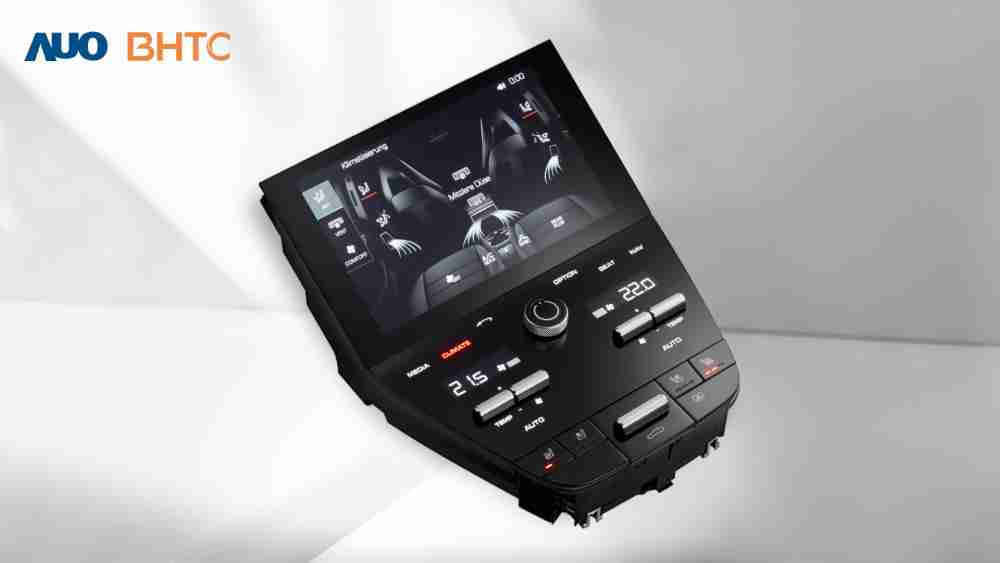 作為友達新生力軍，，BHTC所展示的中央與後座鞍部的Display HMI產品，，，可處理多區恆溫控制、、、、顯示畫面，，，呈現仿真3D車室分區；以力傳感技術精準傳遞觸感，，並結合音量及震動反饋，，，防止意外啟動，，，，提供使用者自然流暢、、、直觀且輕鬆駕馭的舒適介面