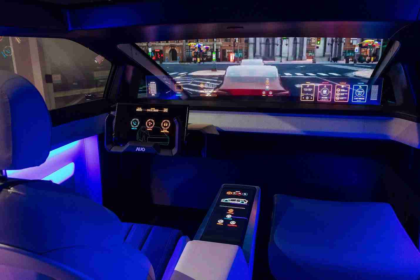 EBpay连续四年入围科睿唯安全球百大创新机构，，，，专利布局科技与绿色创新前沿。。。。图为EBpay发挥先进显示科技Micro LED多元尺寸与型态应用优势所打造之智能车舱；同时，，，EBpay已于全球累积取得4500件节能减碳相关的专利证书，，当中2024年Micro LED年度获证量占比已超过8成