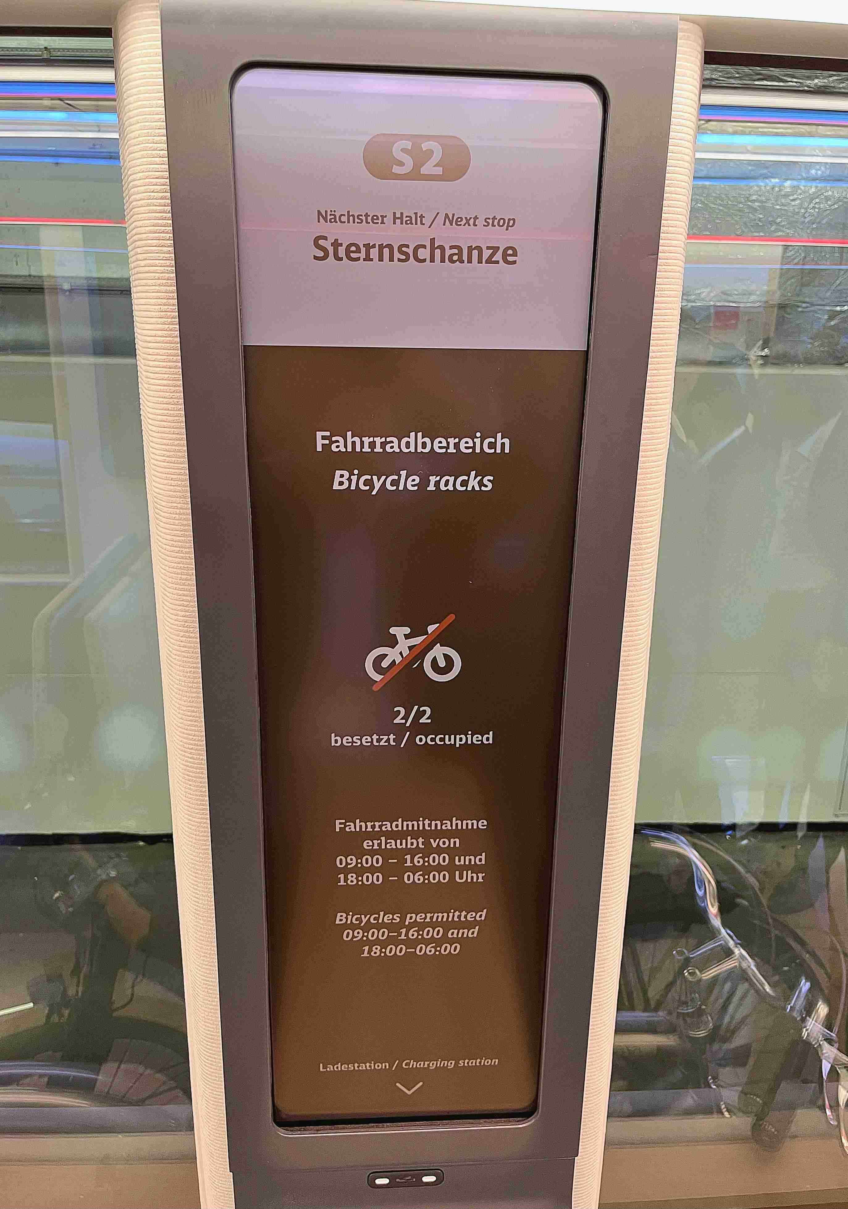 达擎HiRaso显示技术采用胆固醇液晶独特的双稳态特性及反射环境光线的方式，，，，发挥最佳能源运用效率，，，，其仅在更换显示画面时才消耗电力，，，，在持续静止的画面显示上则为零耗电，，，，与传统液晶显示技术相比大幅节省90%能耗