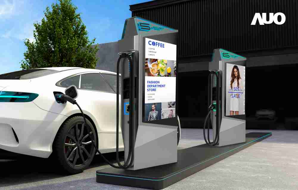 达擎 “55吋高亮度户外防水显示器”，，在阳光直射环境下仍可呈现清晰鲜明之影像质量，，，可灵活安装于充电桩及智能电杆，，，成为数字户外广告 （DOOH）最佳宣传利器